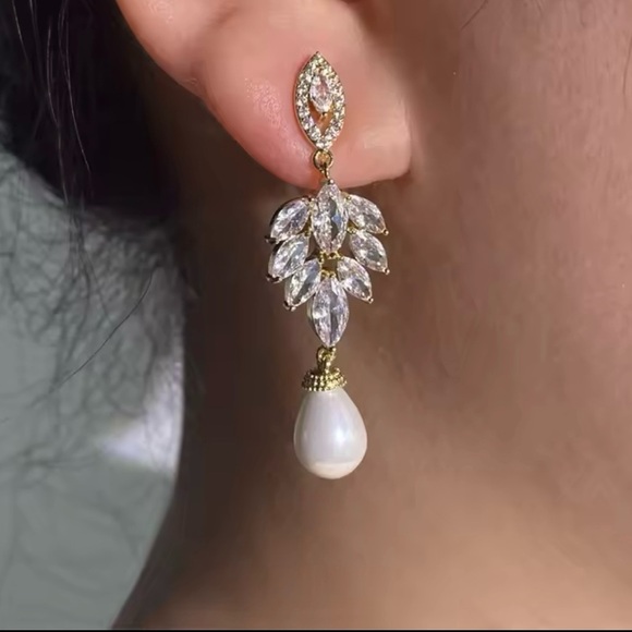 Cubic Zirconia Leaf Dangle Earrings Bride Earrings - Picture 2 of 3